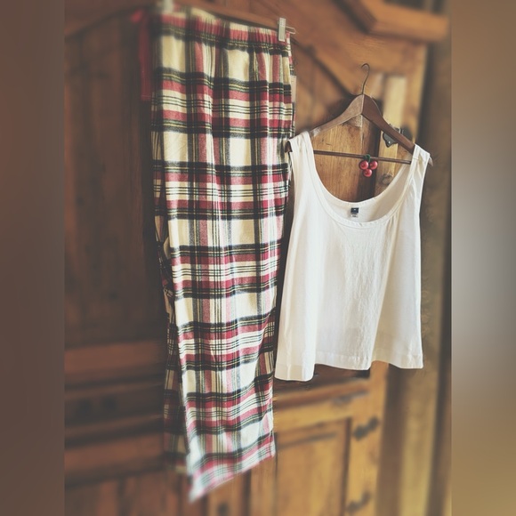 Old NAVY Pajama Bottoms Flannel & Complimentary Tee - Picture 2 of 11